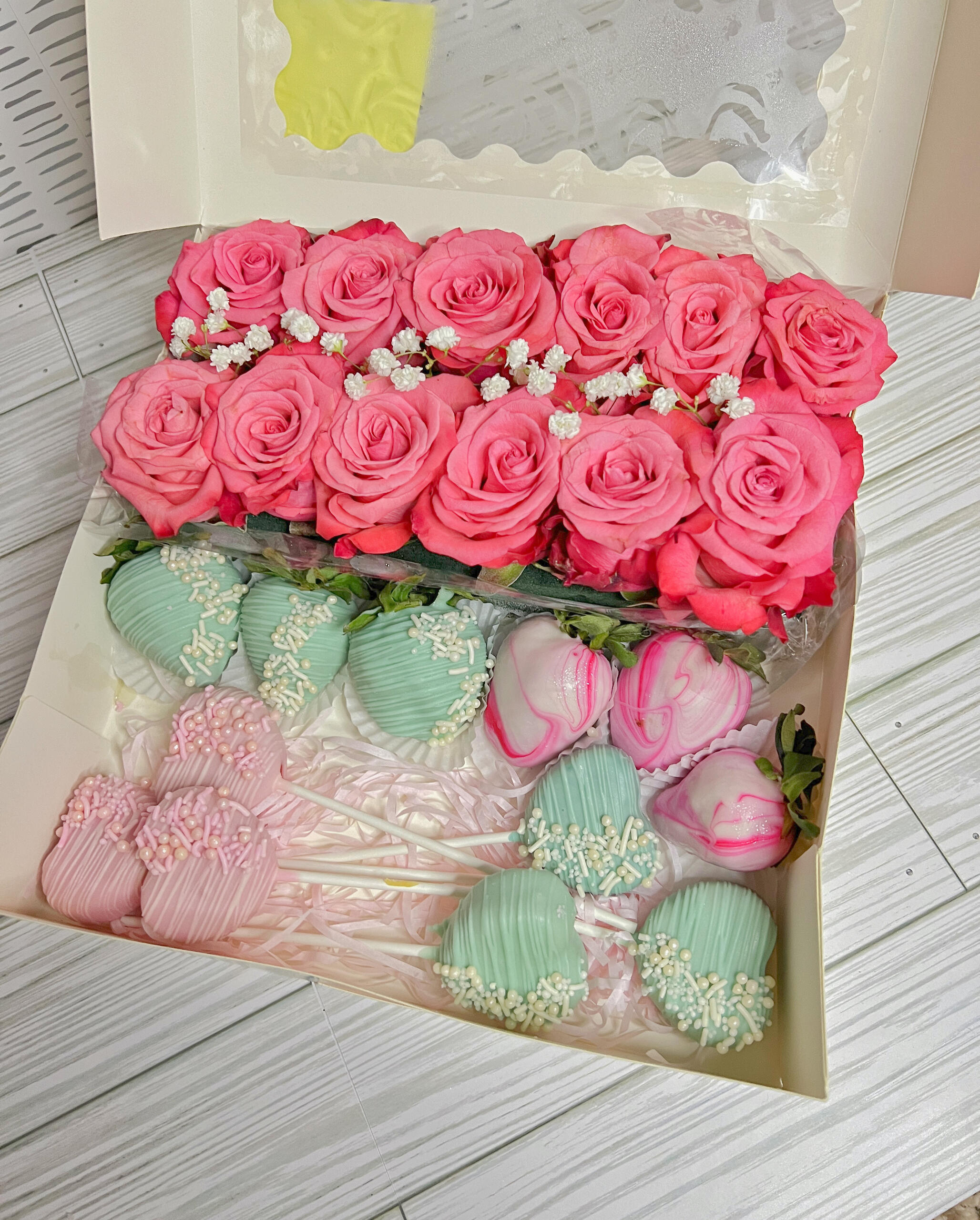 Roses, strawberries and cake pops